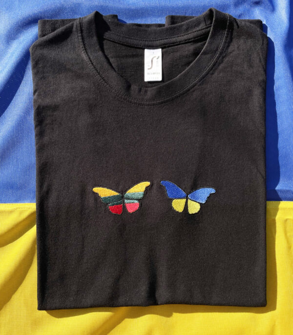 Marškinėliai su siuvinėtu Lietuvos ir Ukrainos drugeliu