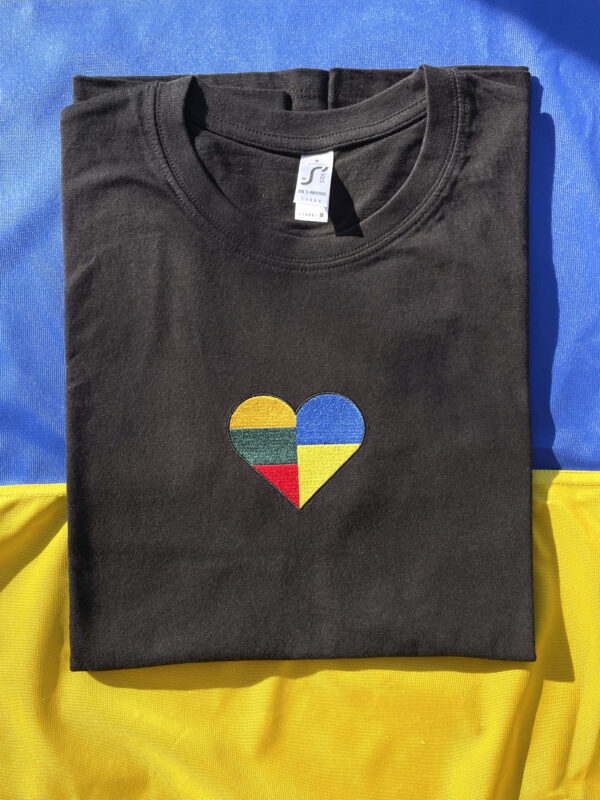 Marškinėliai su išsiuvinėta Lietuvos ir Ukrainos širdele